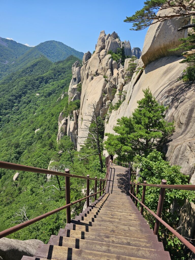 설악산 울산바위 등산 코스 중 가파른 경사의 계단