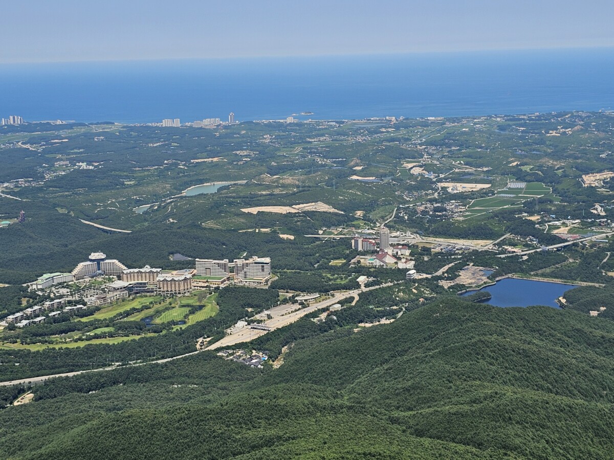 설악산 울산바위 정상에서 바라본 시내 전경과 푸른 바다 풍경