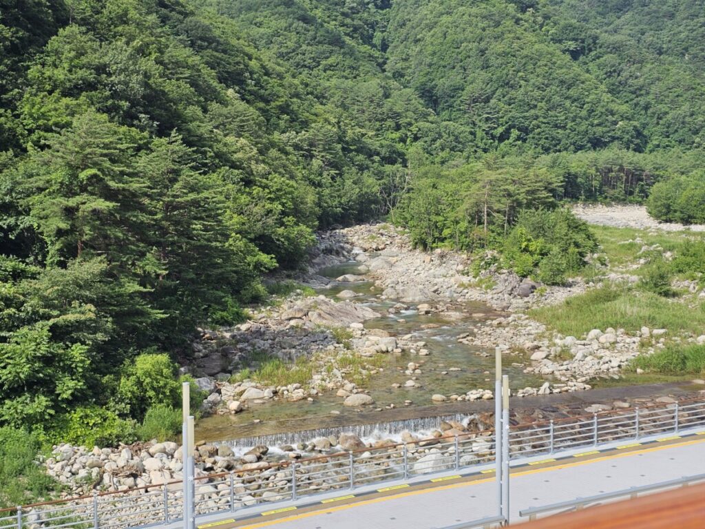 데크산첵로 옆으로 산에서 내려오는 계곡물