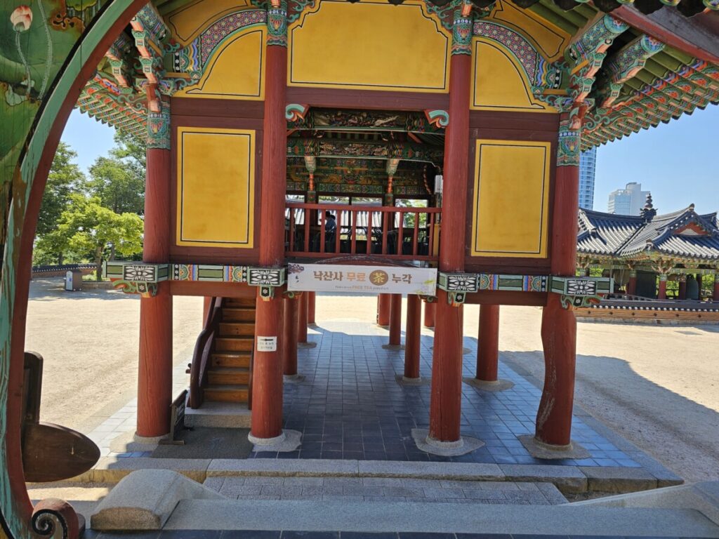 낙산사 경내에서 바라본 고즈넉한 누각과 주변 풍경