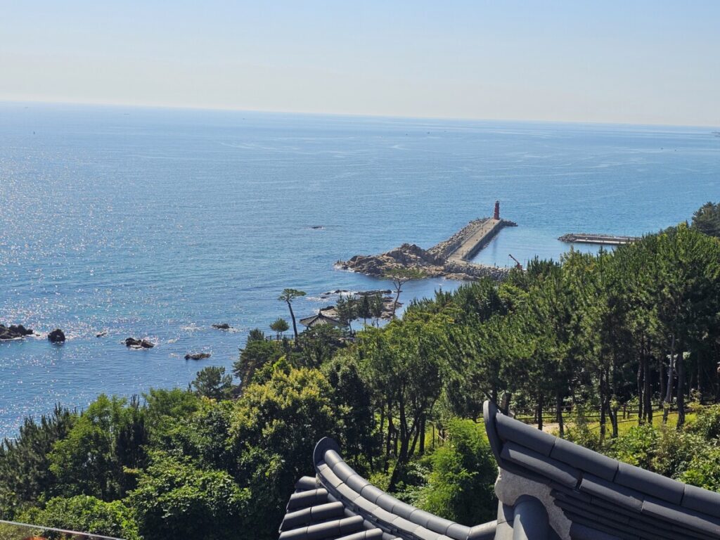 낙산사에서 바라본 에메랄드빛 동해바다 전경