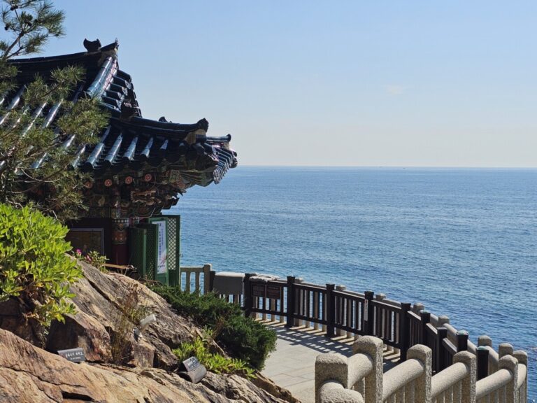 낙산사 해안 절벽 위에 자리 잡은 고즈넉한 홍련암의 전경과 동해 바다