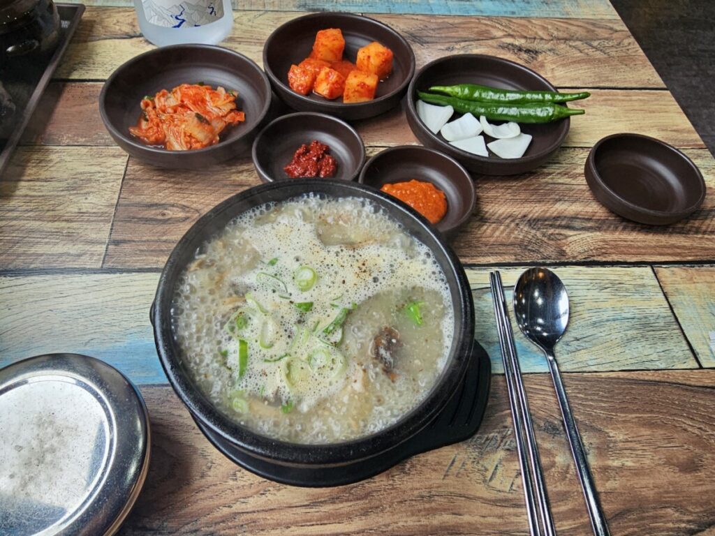 보글보글 끓고있는 대창순대국 과 깔끔한 밑반찬