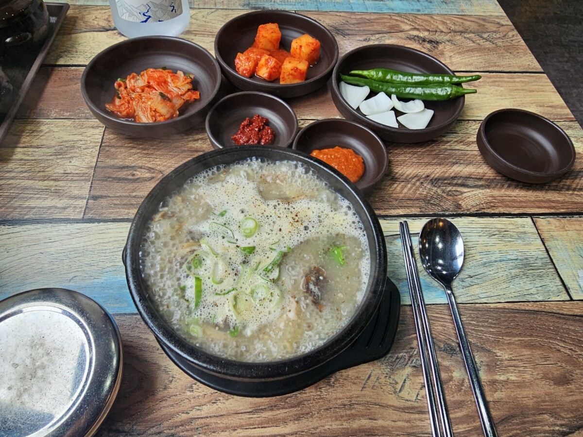 보글보글 끓는 대창순대국과 정갈한 밑반찬이 차려진 한 상 차림