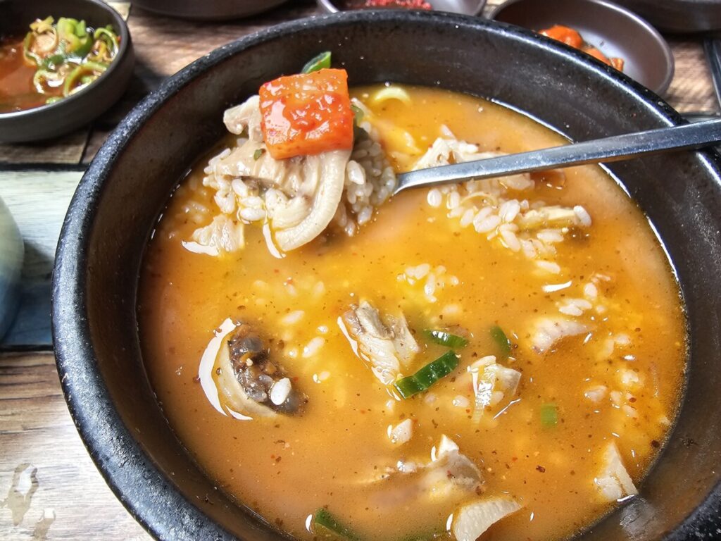 대창순대 한수저위에 깍두기