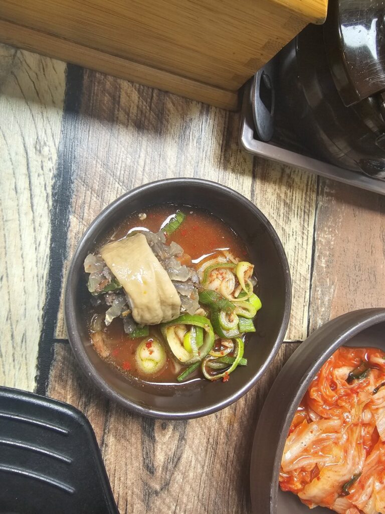 대창순대국과 곁들여 먹기 위해 준비된 감칠맛 나는 새우젓 소스와 대창순대