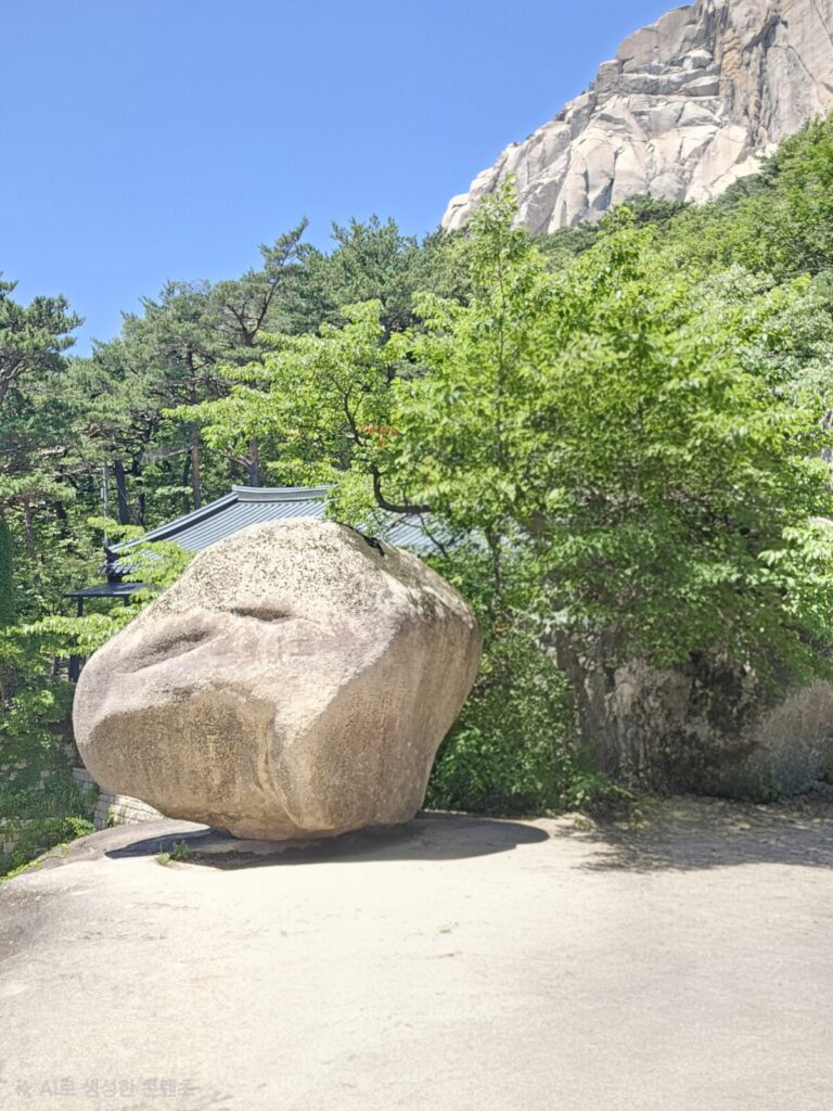 설악산 등산로에 오랜 세월 동안 굳건히 자리 잡고 있는 전설의 흔들바위 전경