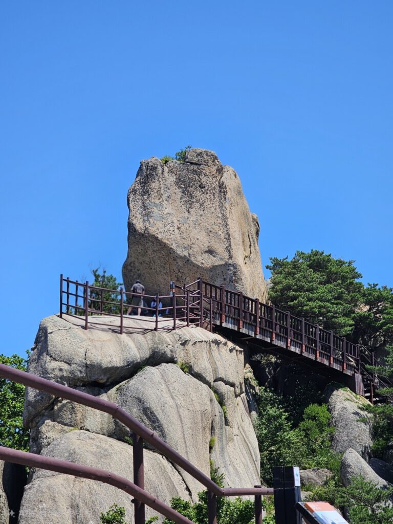설악산 울산바위 정상 부근의 거대한 기암괴석과 그 사이를 연결하는  탐방로 전경