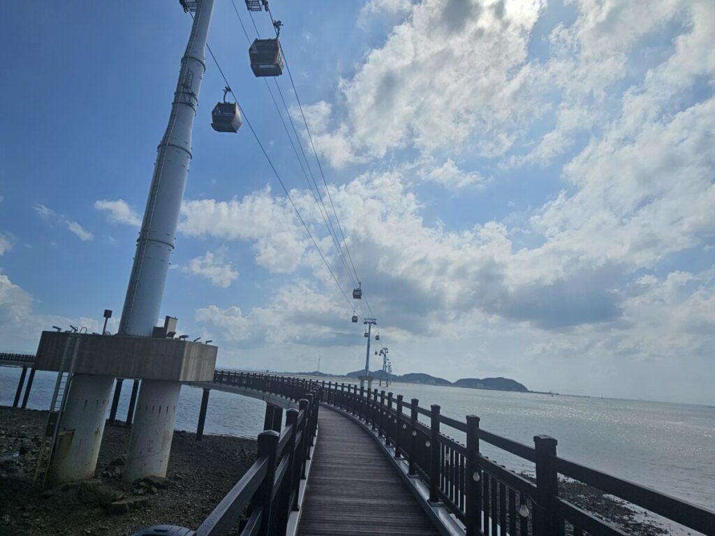 지질공원 수상데크길에 마주하는 바다와 하늘에 떠있는 케이블카