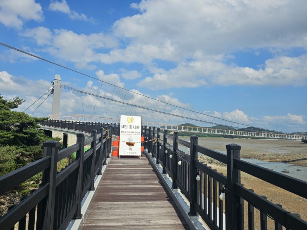 화성국가 지질공원 데크길에서 마주한 공사 알림판 앞에 흔들 다리 공사중으로
2026년9월21일 완공예정