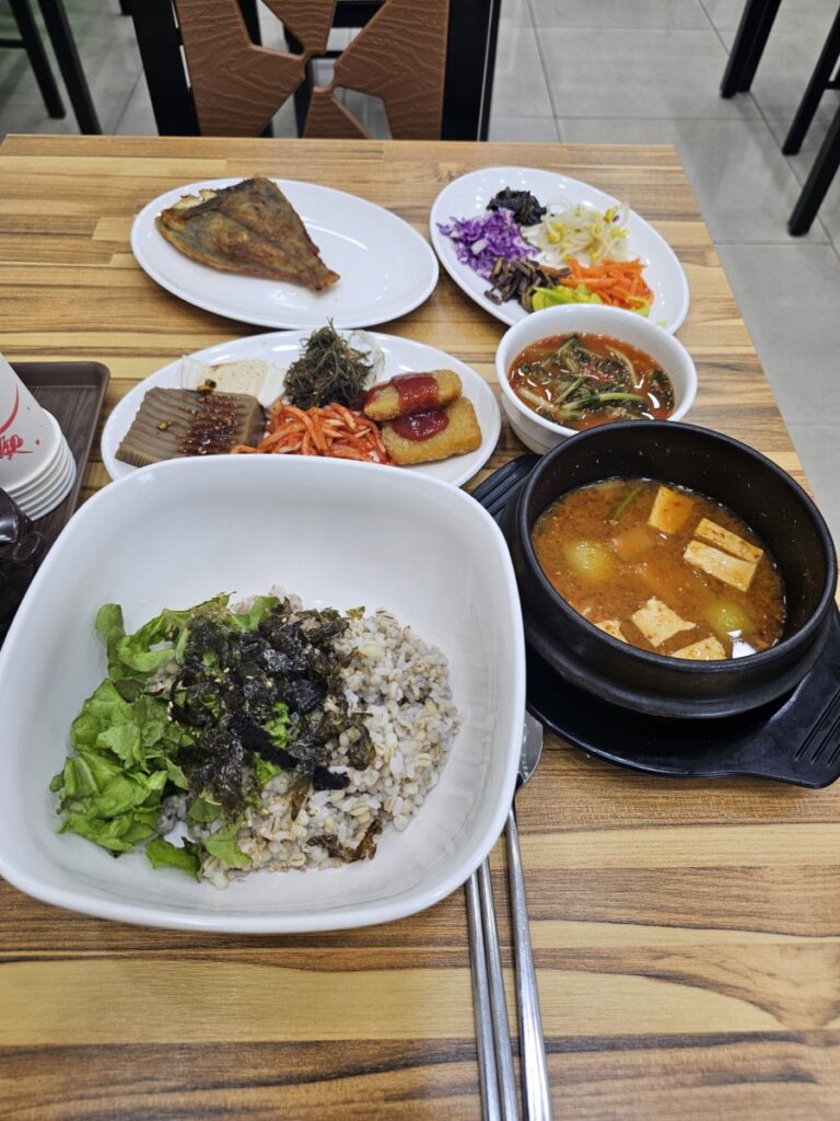 시흥 정왕동 보리밥맛집 '건강한 보리밥상'의 1만 원 보리밥 정식 상차림으로, 푸짐한 나물과 생선구이, 된장찌개가 놓인 모습