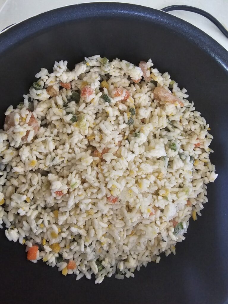 한우물 새우볶음밥을 팬에 직접 조리하는 과정의 모습