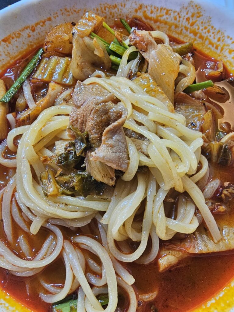 시흥 정왕동 신강릉교동짬뽕의 푸짐한 건더기와 진한 국물이 담긴 짬뽕 한 그릇 비주얼